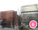 西日本シティ銀行＆福岡銀行のビル前まで進み、西日本シティ銀行前の横断歩道を渡ります