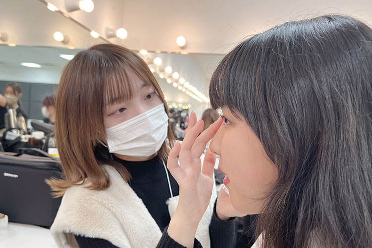 イベント会場でのメイクサービスの様子