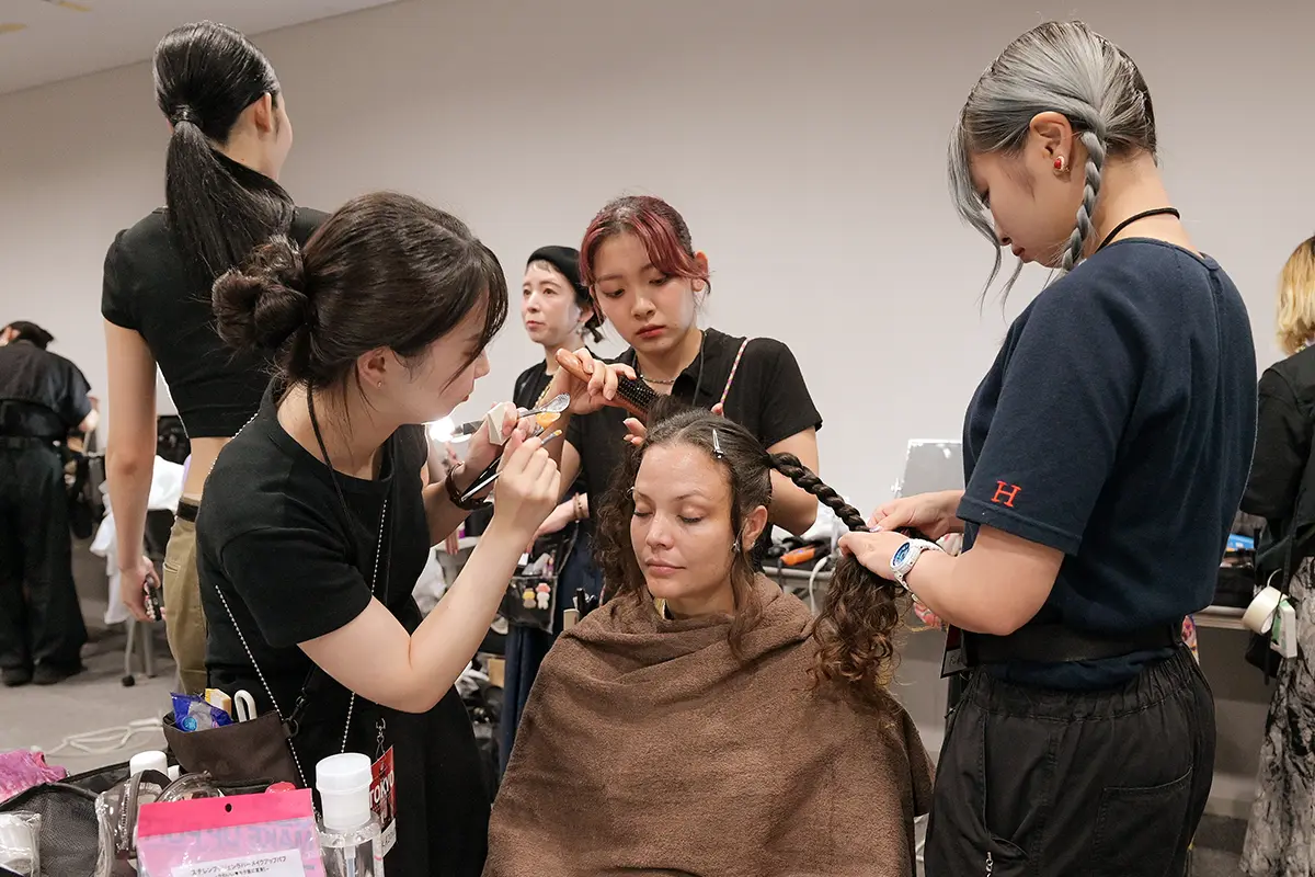 ヘアメイクとしても現場へ