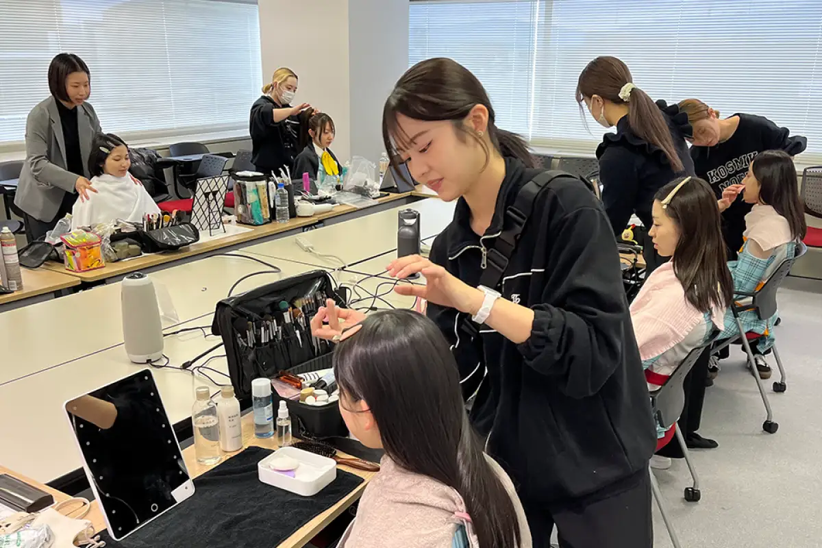 ヘアメイクとしても現場へ