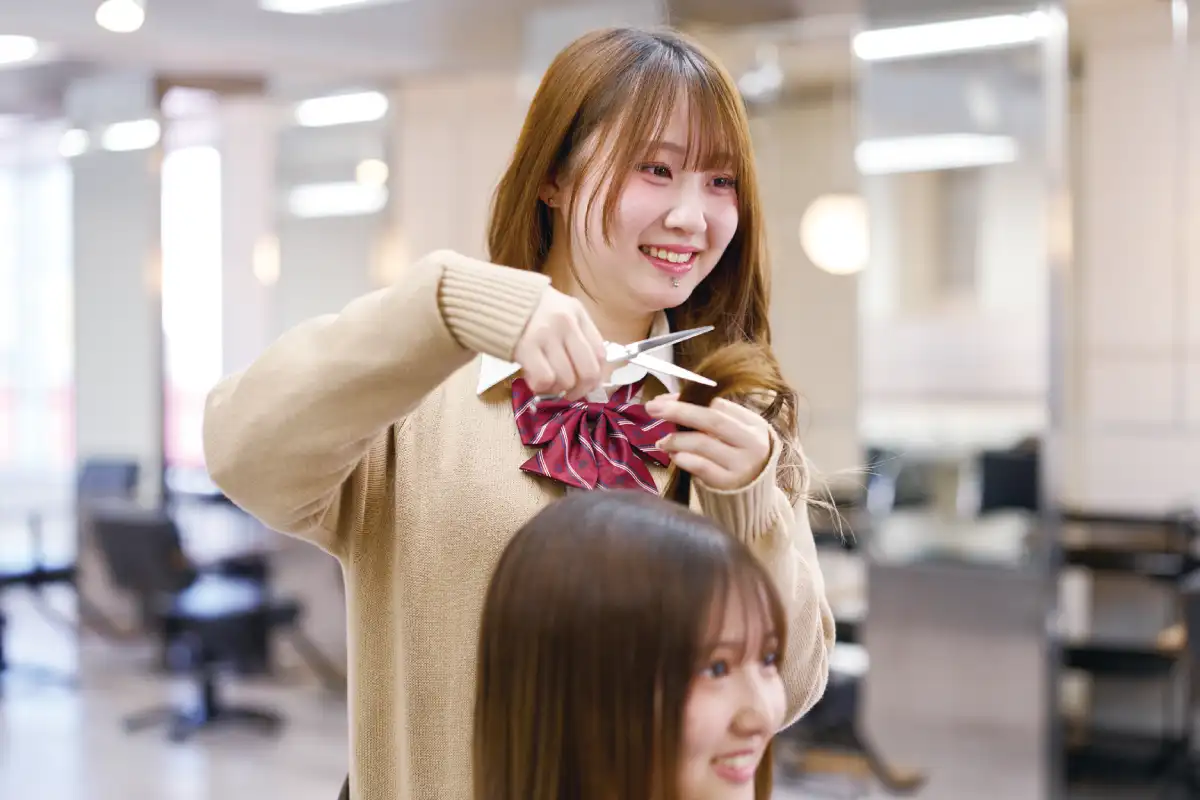 18歳で美容師資格を取得できる！
